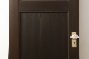 ドアを新規製作!丸窓デザインで、透かし彫りに緑のダイヤガラス入り。支給のドアノブを取り付け、本体の色味は当店商品を参考に着色。(木製扉、ガラス扉)