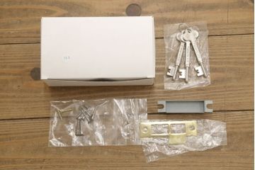 ドアを新規製作!丸窓デザインで、透かし彫りに緑のダイヤガラス入り。支給のドアノブを取り付け、本体の色味は当店商品を参考に着色。(木製扉、ガラス扉)