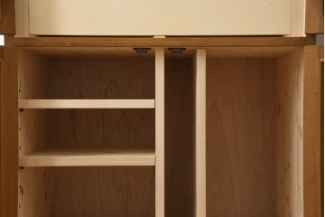 収納棚を新規製作!ご希望サイズ・デザインにて。上中下段それぞれの扉に格子デザインで観音扉仕様に。取っ手を取り付け、色味は当店オーダー家具を参考に着色。(戸棚、キャビネット、サイドボード)