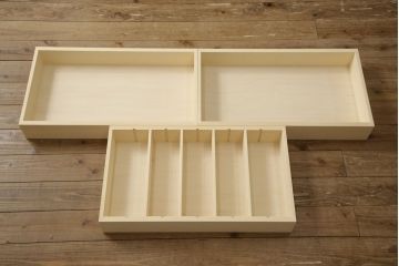 収納棚を新規製作!ご希望サイズ・デザインにて。上中下段それぞれの扉に格子デザインで観音扉仕様に。取っ手を取り付け、色味は当店オーダー家具を参考に着色。(戸棚、キャビネット、サイドボード)