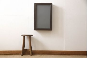 壁掛け仏壇を新規製作!建具にすりガラスを使用。内部にフック、背面に壁掛け用金具を取り付け。全体をチェス系に着色仕上げ。(仏ダン、手造り仏壇)