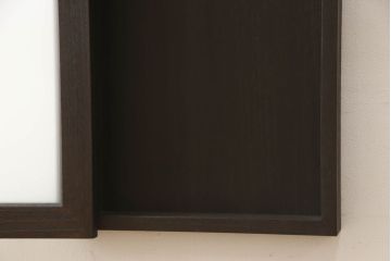 壁掛け仏壇を新規製作!建具にすりガラスを使用。内部にフック、背面に壁掛け用金具を取り付け。全体をチェス系に着色仕上げ。(仏ダン、手造り仏壇)