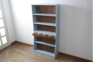 本棚を新規製作!本体はヒノキ無垢材を使用し、上下分割できる仕様に。くすんだ水色にペイント仕上げ。(ブックシェルフ、収納棚、ウッドシェルフ)