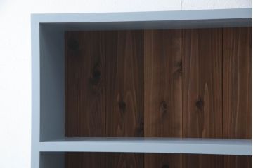 本棚を新規製作!本体はヒノキ無垢材を使用し、上下分割できる仕様に。くすんだ水色にペイント仕上げ。(ブックシェルフ、収納棚、ウッドシェルフ)