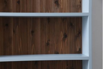本棚を新規製作!本体はヒノキ無垢材を使用し、上下分割できる仕様に。くすんだ水色にペイント仕上げ。(ブックシェルフ、収納棚、ウッドシェルフ)