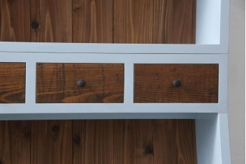 本棚を新規製作!本体はヒノキ無垢材を使用し、上下分割できる仕様に。くすんだ水色にペイント仕上げ。(ブックシェルフ、収納棚、ウッドシェルフ)