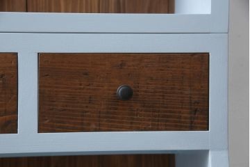 本棚を新規製作!本体はヒノキ無垢材を使用し、上下分割できる仕様に。くすんだ水色にペイント仕上げ。(ブックシェルフ、収納棚、ウッドシェルフ)
