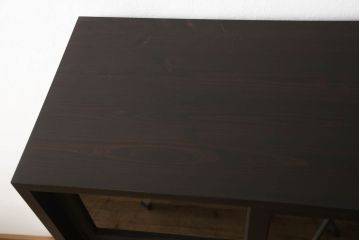 戸棚を新規製作!丸脚を取り付け、上下段引き戸にそれぞれクリアガラスとすりガラスを使用。ダークブラウンに着色仕上げ。(カップボード、食器棚、キャビネット、収納棚、飾り棚)