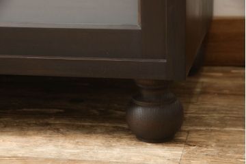 戸棚を新規製作!丸脚を取り付け、上下段引き戸にそれぞれクリアガラスとすりガラスを使用。ダークブラウンに着色仕上げ。(カップボード、食器棚、キャビネット、収納棚、飾り棚)