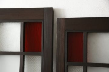 ガラス戸2点を新規製作!お客様考案のデザインをベースにガラスを配置。アンバーガラスと花菱ガラスを使用。木部はダークブラウンに着色仕上げ。(引き戸)