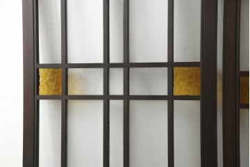 ガラス戸2点を新規製作!お客様考案のデザインをベースにガラスを配置。アンバーガラスと花菱ガラスを使用。木部はダークブラウンに着色仕上げ。(引き戸)