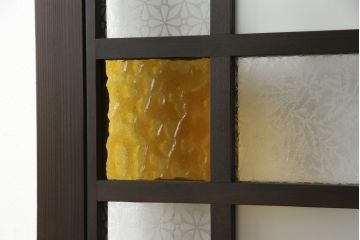 ガラス戸2点を新規製作!お客様考案のデザインをベースにガラスを配置。アンバーガラスと花菱ガラスを使用。木部はダークブラウンに着色仕上げ。(引き戸)