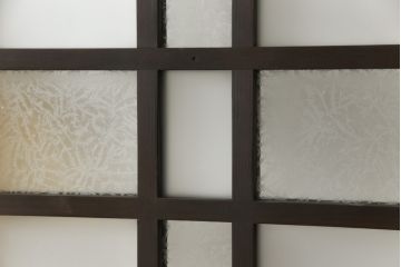 ガラス戸2点を新規製作!お客様考案のデザインをベースにガラスを配置。アンバーガラスと花菱ガラスを使用。木部はダークブラウンに着色仕上げ。(引き戸)