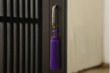 ハンガー収納付姿見を新規製作!鏡面内部は可動式の棚板5枚とハンガーアイアンを取り付け。濃い茶色で着色仕上げ。(洋服タンス、収納棚、戸棚、キャビネット、ワードローブ)