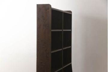 本棚を新規製作!希望のサイズ、棚5段のデザインで。背板側下方に巾木用の切り欠き加工を施し、当店商品を参考に着色。(ブックシェルフ、収納棚、ウッドシェルフ、オープンラック、飾り棚、陳列棚)