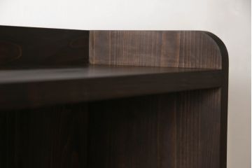本棚を新規製作!希望のサイズ、棚5段のデザインで。背板側下方に巾木用の切り欠き加工を施し、当店商品を参考に着色。(ブックシェルフ、収納棚、ウッドシェルフ、オープンラック、飾り棚、陳列棚)