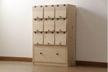 パタパタ扉のマス目棚を新規製作!上段は3×3のマス目に、下段は大容量の引き出しを設置。(収納棚、キャビネット、引き出し、戸棚、ロッカー)