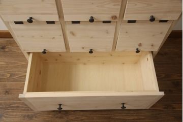 パタパタ扉のマス目棚を新規製作!上段は3×3のマス目に、下段は大容量の引き出しを設置。(収納棚、キャビネット、引き出し、戸棚、ロッカー)