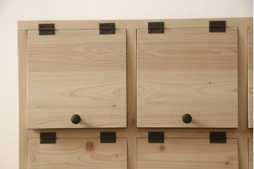 パタパタ扉のマス目棚を新規製作!上段は3×3のマス目に、下段は大容量の引き出しを設置。(収納棚、キャビネット、引き出し、戸棚、ロッカー)