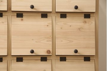 パタパタ扉のマス目棚を新規製作!上段は3×3のマス目に、下段は大容量の引き出しを設置。(収納棚、キャビネット、引き出し、戸棚、ロッカー)