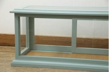 ガラスケースを新規製作!建具には真鍮の引手を取り付け、ブルーグレーでペイント仕上げ。(Gケース、ディスプレイケース、コレクションケース、ショーケース、飾り棚、陳列棚、店舗什器)