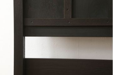 アンティーク風ヘッドボードを新規製作!オークとナラ材を使用し、お手持ちのベッドフレームにサイズを合わせ、ご希望の装飾やデザインを施し、濃い茶色に着色。(シングルベッド)