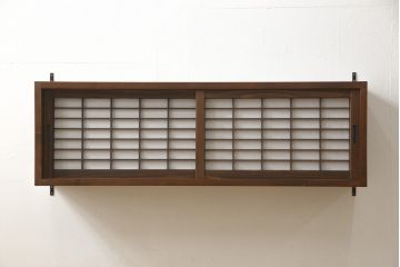 壁掛け戸棚を4台新規製作!当店のオリジナル家具を参考に、建具は障子入りの格子引き戸で、内部棚板は可動式の仕様で。色味は参考商品と同様に着色。(ウォールシェルフ、吊り戸棚)