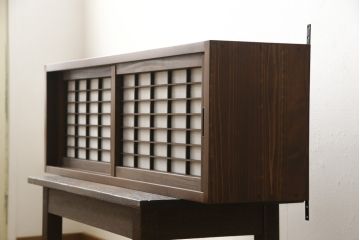 壁掛け戸棚を4台新規製作!当店のオリジナル家具を参考に、建具は障子入りの格子引き戸で、内部棚板は可動式の仕様で。色味は参考商品と同様に着色。(ウォールシェルフ、吊り戸棚)