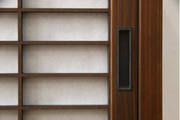 壁掛け戸棚を4台新規製作!当店のオリジナル家具を参考に、建具は障子入りの格子引き戸で、内部棚板は可動式の仕様で。色味は参考商品と同様に着色。(ウォールシェルフ、吊り戸棚)
