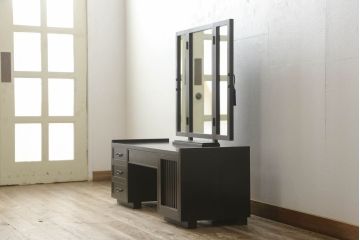 引き出し付き三面鏡を新規製作!さまざまなサイズの引き出しを設け、全体的に重厚感があり角張った印象のデザイン。色味は濃い茶色に着色して仕上げ。(ドレッサー、鏡台、ミラー、化粧台、引き出し)