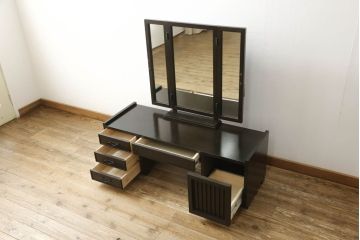 引き出し付き三面鏡を新規製作!さまざまなサイズの引き出しを設け、全体的に重厚感があり角張った印象のデザイン。色味は濃い茶色に着色して仕上げ。(ドレッサー、鏡台、ミラー、化粧台、引き出し)