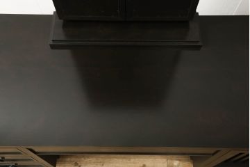 引き出し付き三面鏡を新規製作!さまざまなサイズの引き出しを設け、全体的に重厚感があり角張った印象のデザイン。色味は濃い茶色に着色して仕上げ。(ドレッサー、鏡台、ミラー、化粧台、引き出し)