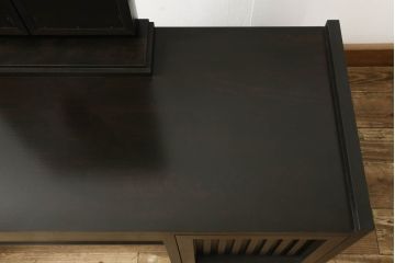 引き出し付き三面鏡を新規製作!さまざまなサイズの引き出しを設け、全体的に重厚感があり角張った印象のデザイン。色味は濃い茶色に着色して仕上げ。(ドレッサー、鏡台、ミラー、化粧台、引き出し)
