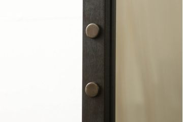 引き出し付き三面鏡を新規製作!さまざまなサイズの引き出しを設け、全体的に重厚感があり角張った印象のデザイン。色味は濃い茶色に着色して仕上げ。(ドレッサー、鏡台、ミラー、化粧台、引き出し)