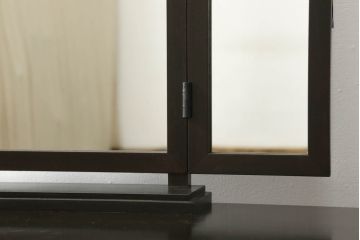 引き出し付き三面鏡を新規製作!さまざまなサイズの引き出しを設け、全体的に重厚感があり角張った印象のデザイン。色味は濃い茶色に着色して仕上げ。(ドレッサー、鏡台、ミラー、化粧台、引き出し)