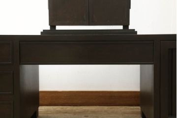引き出し付き三面鏡を新規製作!さまざまなサイズの引き出しを設け、全体的に重厚感があり角張った印象のデザイン。色味は濃い茶色に着色して仕上げ。(ドレッサー、鏡台、ミラー、化粧台、引き出し)