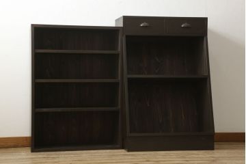 本棚を新規製作!当店のオリジナル家具を参考にご希望のサイズで製作。上下段に分けても使用できる仕様で、上段には可動式の棚板を3枚設置、引き出しの引手には丸かぶせを採用。同時購入された北海道民芸の食器棚と色味を合わせて濃い茶色に着色。(収納棚、ブックシェルフ、ウッドシェルフ、引き出し)
