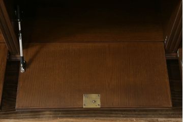 軽井沢カフェ物件で使用するディスプレイシェルフを新規製作!1、2段目はオープン棚、3段目はフラップダウン式扉仕様の棚に。底面には丸脚を取り付け。(飾り棚、陳列棚、オープンラック、カウンターテーブル、収納棚、店舗什器)