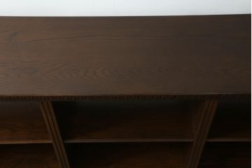 軽井沢カフェ物件で使用するディスプレイシェルフを新規製作!1、2段目はオープン棚、3段目はフラップダウン式扉仕様の棚に。底面には丸脚を取り付け。(飾り棚、陳列棚、オープンラック、カウンターテーブル、収納棚、店舗什器)