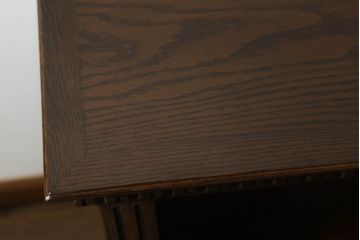 軽井沢カフェ物件で使用するディスプレイシェルフを新規製作!1、2段目はオープン棚、3段目はフラップダウン式扉仕様の棚に。底面には丸脚を取り付け。(飾り棚、陳列棚、オープンラック、カウンターテーブル、収納棚、店舗什器)