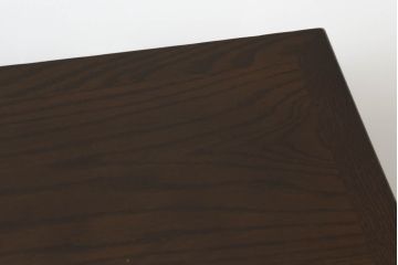 軽井沢カフェ物件で使用するディスプレイシェルフを新規製作!1、2段目はオープン棚、3段目はフラップダウン式扉仕様の棚に。底面には丸脚を取り付け。(飾り棚、陳列棚、オープンラック、カウンターテーブル、収納棚、店舗什器)