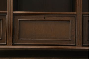 軽井沢カフェ物件で使用するディスプレイシェルフを新規製作!1、2段目はオープン棚、3段目はフラップダウン式扉仕様の棚に。底面には丸脚を取り付け。(飾り棚、陳列棚、オープンラック、カウンターテーブル、収納棚、店舗什器)