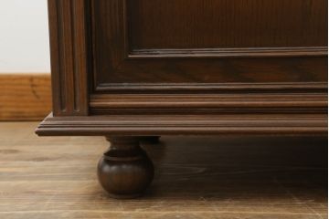 軽井沢カフェ物件で使用するディスプレイシェルフを新規製作!1、2段目はオープン棚、3段目はフラップダウン式扉仕様の棚に。底面には丸脚を取り付け。(飾り棚、陳列棚、オープンラック、カウンターテーブル、収納棚、店舗什器)