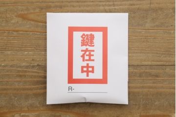 軽井沢カフェ物件で使用するディスプレイシェルフを新規製作!1、2段目はオープン棚、3段目はフラップダウン式扉仕様の棚に。底面には丸脚を取り付け。(飾り棚、陳列棚、オープンラック、カウンターテーブル、収納棚、店舗什器)