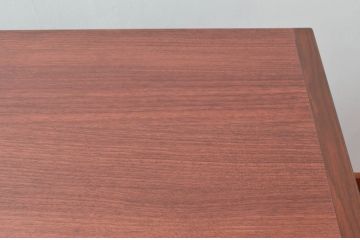 軽井沢カフェ物件で使用するデシャップカウンターを新規製作!引き出し3杯と戸棚を設け、全体のデザインや色もお客様のご希望通りに。(カウンターテーブル、収納棚、戸棚、サイドボード、店舗什器)