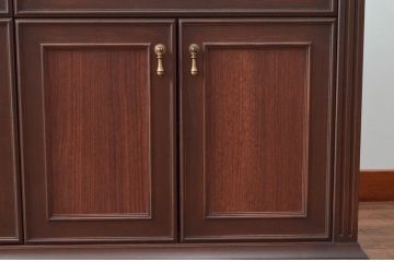 軽井沢カフェ物件で使用するデシャップカウンターを新規製作!引き出し3杯と戸棚を設け、全体のデザインや色もお客様のご希望通りに。(カウンターテーブル、収納棚、戸棚、サイドボード、店舗什器)