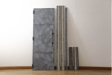 扉と戸枠を新規製作!参考画像をもとにご希望サイズで製作し、ドアハンドル・蝶番を取り付け。鉄板風のペイントにて仕上げ。(ドア、建具)