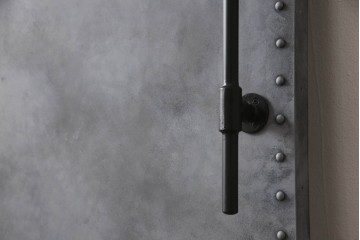 扉と戸枠を新規製作!参考画像をもとにご希望サイズで製作し、ドアハンドル・蝶番を取り付け。鉄板風のペイントにて仕上げ。(ドア、建具)