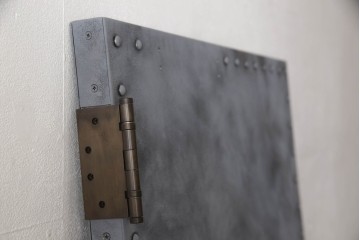 扉と戸枠を新規製作!参考画像をもとにご希望サイズで製作し、ドアハンドル・蝶番を取り付け。鉄板風のペイントにて仕上げ。(ドア、建具)