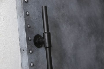 扉と戸枠を新規製作!参考画像をもとにご希望サイズで製作し、ドアハンドル・蝶番を取り付け。鉄板風のペイントにて仕上げ。(ドア、建具)